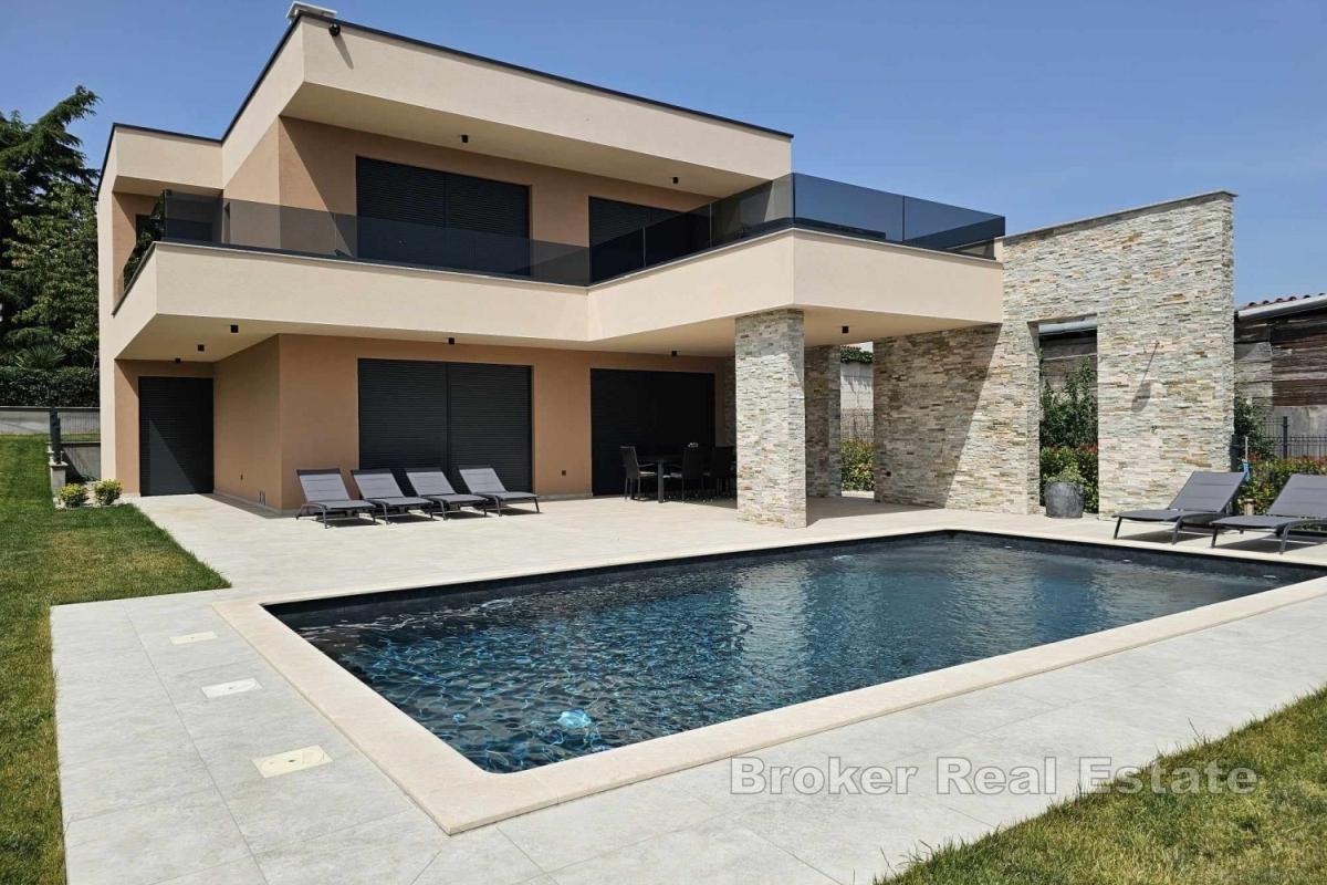 Villa moderna con piscina riscaldata
