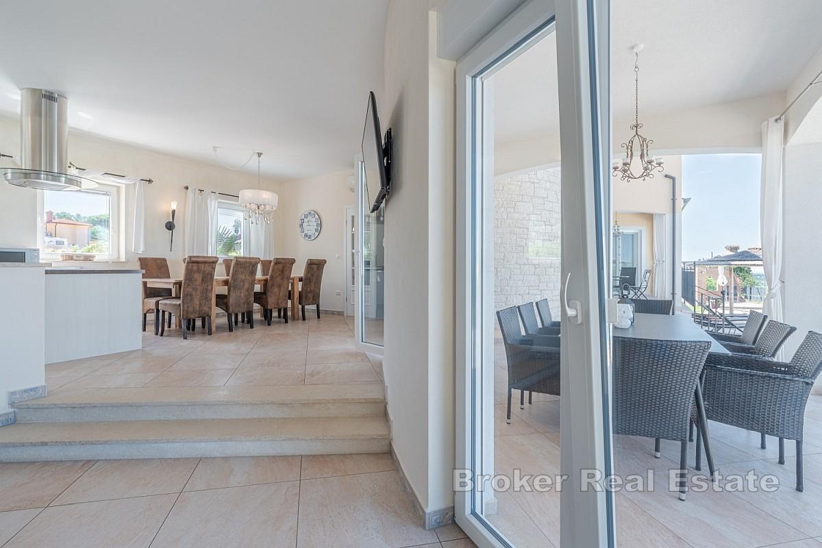 Modern villa med havsutsikt