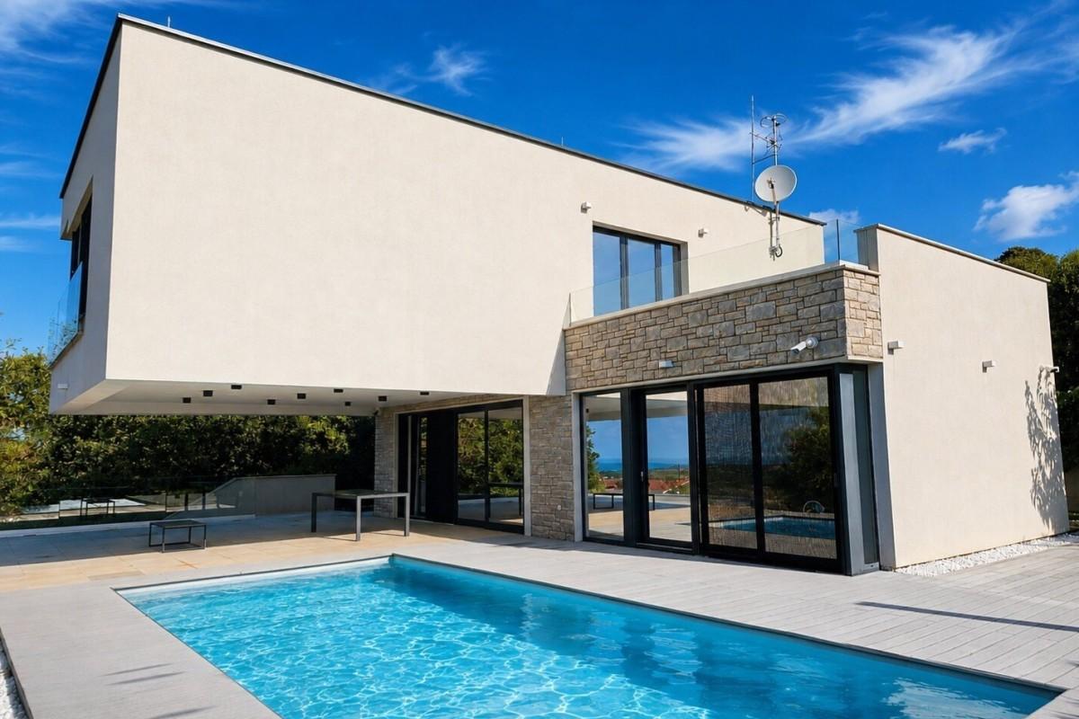 Modern villa i lugnt läge med havsutsikt
