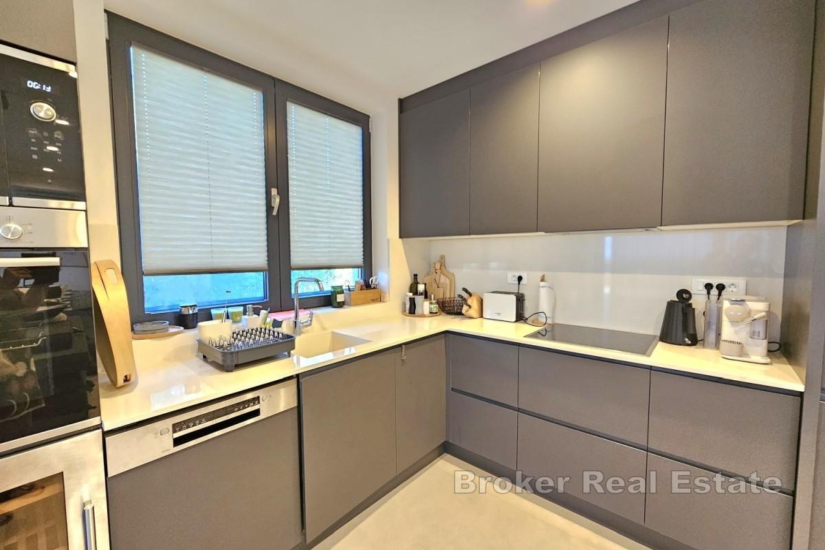 Modern villa i lugnt läge med havsutsikt