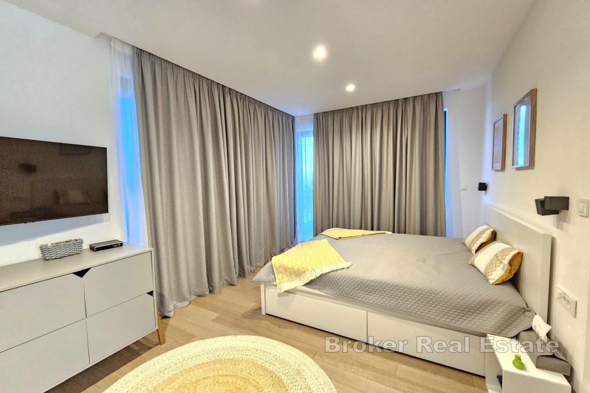 Modern villa i lugnt läge med havsutsikt