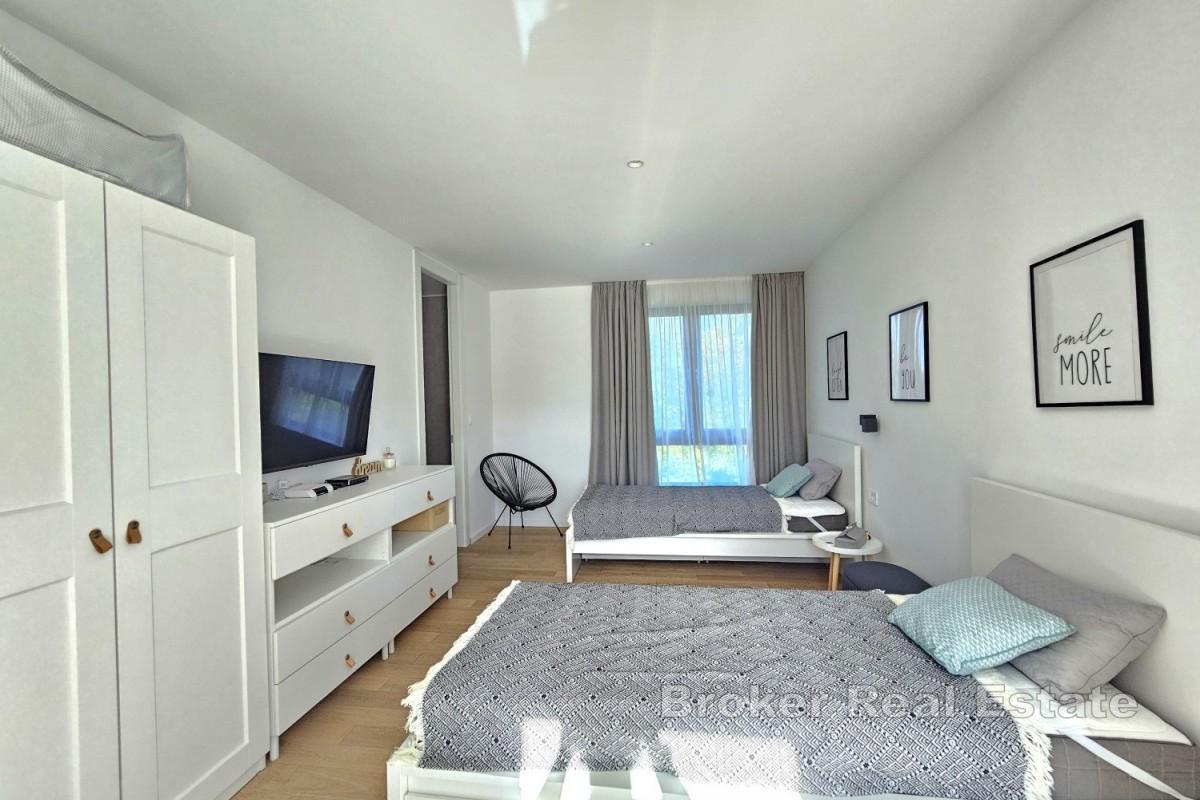 Modern villa i lugnt läge med havsutsikt