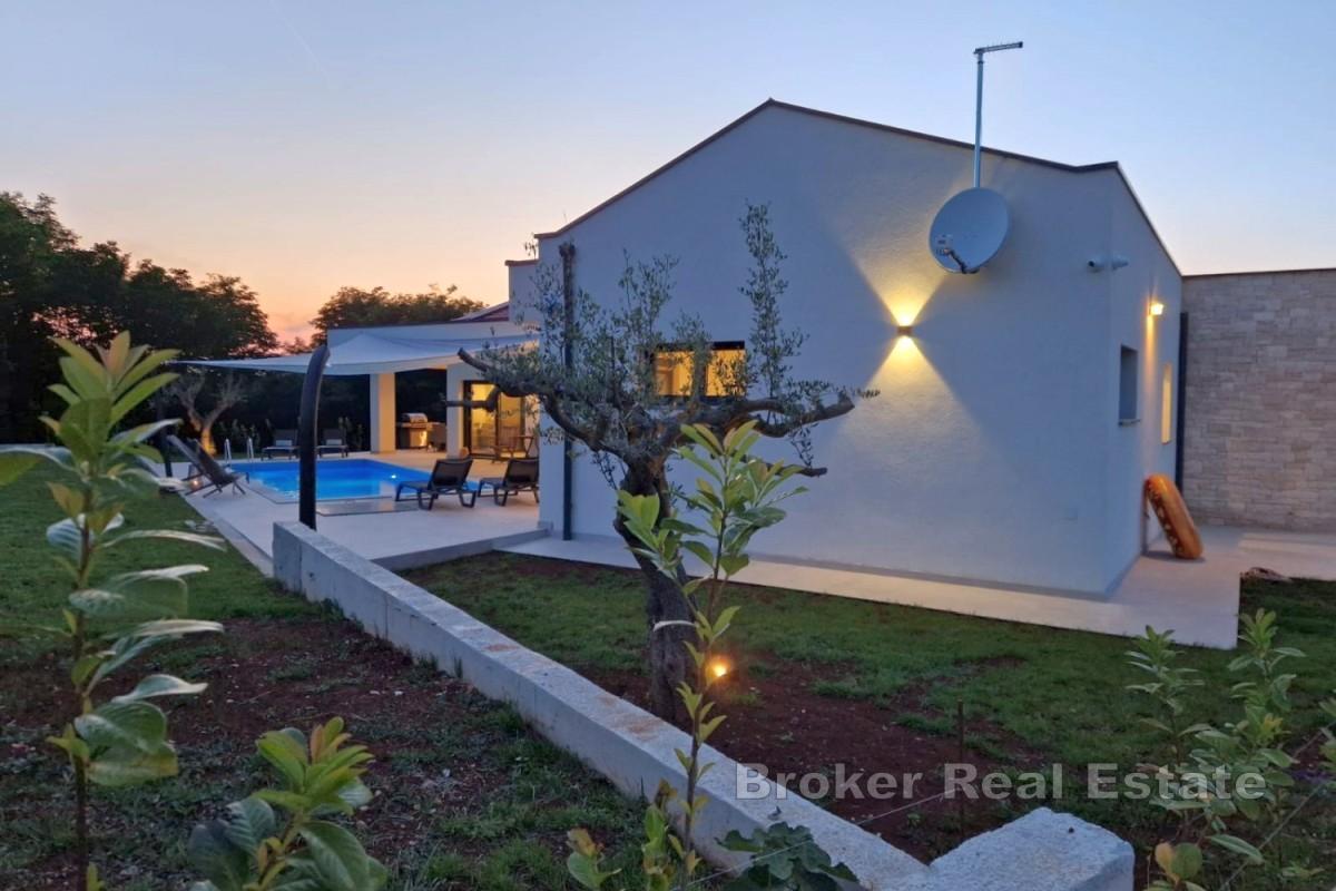 Modernt enfamiljshus med pool nära Rovinj