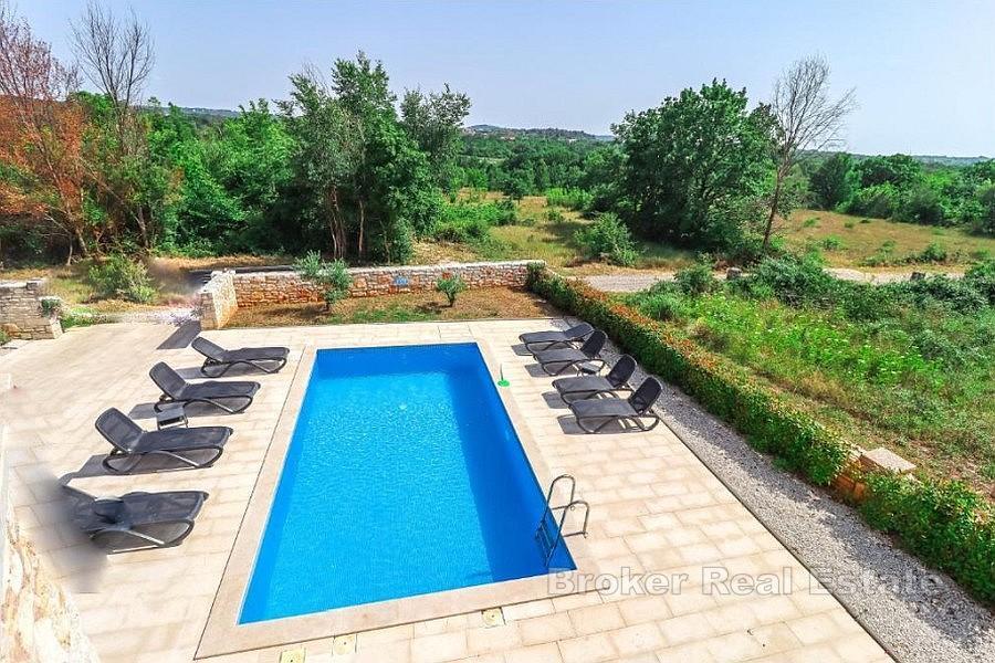 Casa indipendente con piscina