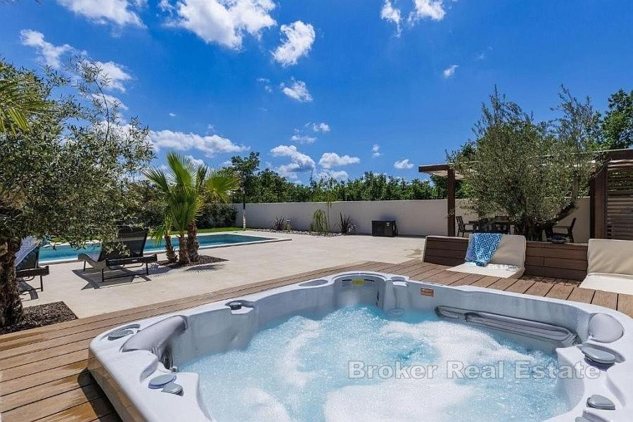 Moderní vila s bazénem a wellness zónou nedaleko Poreče
