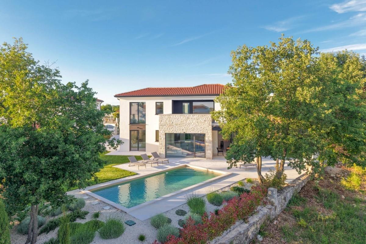 Villa mit Pool und Sauna in ruhiger Lage