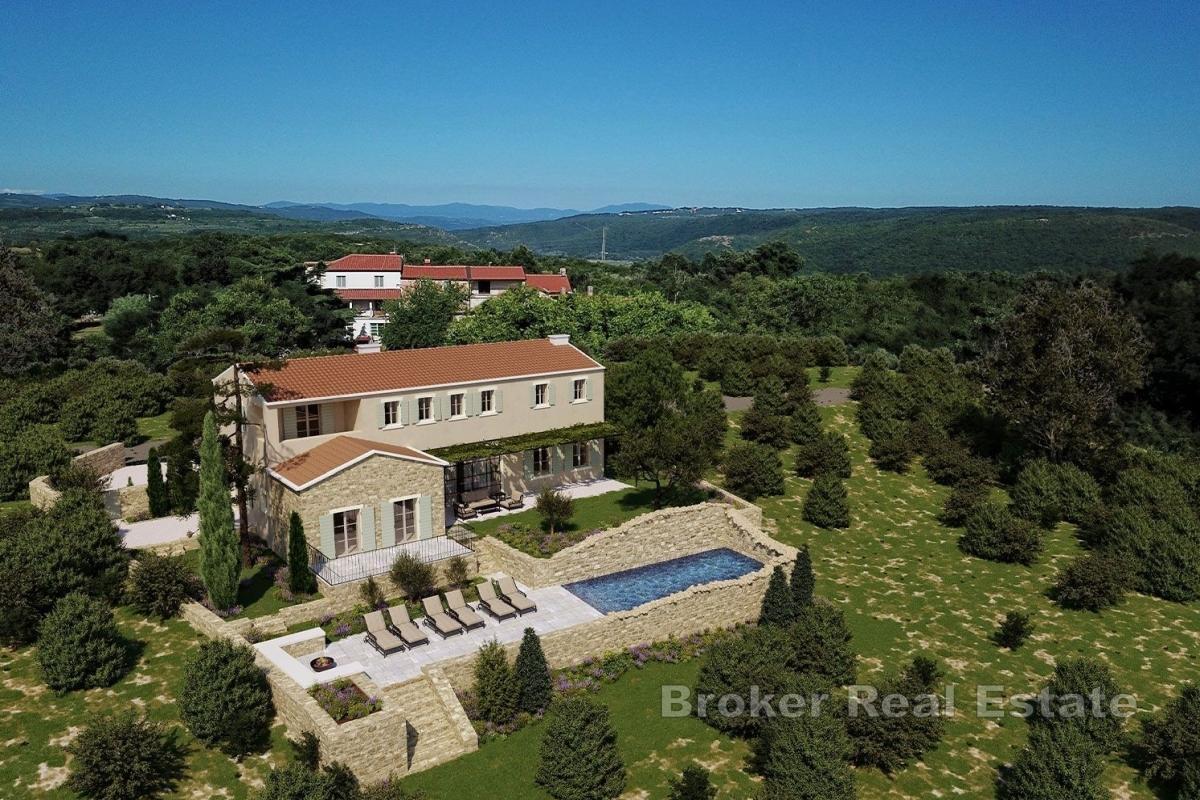 Villa in pietra istriana con piscina in una posizione incantevole