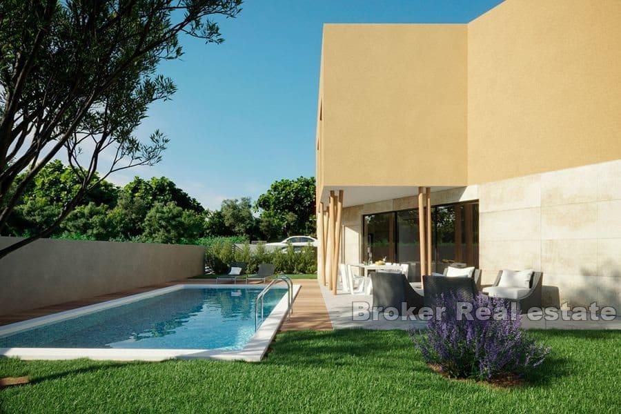 Semi-detached house with pool