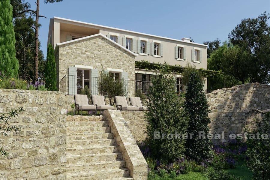 Kamenná vila s bazénem