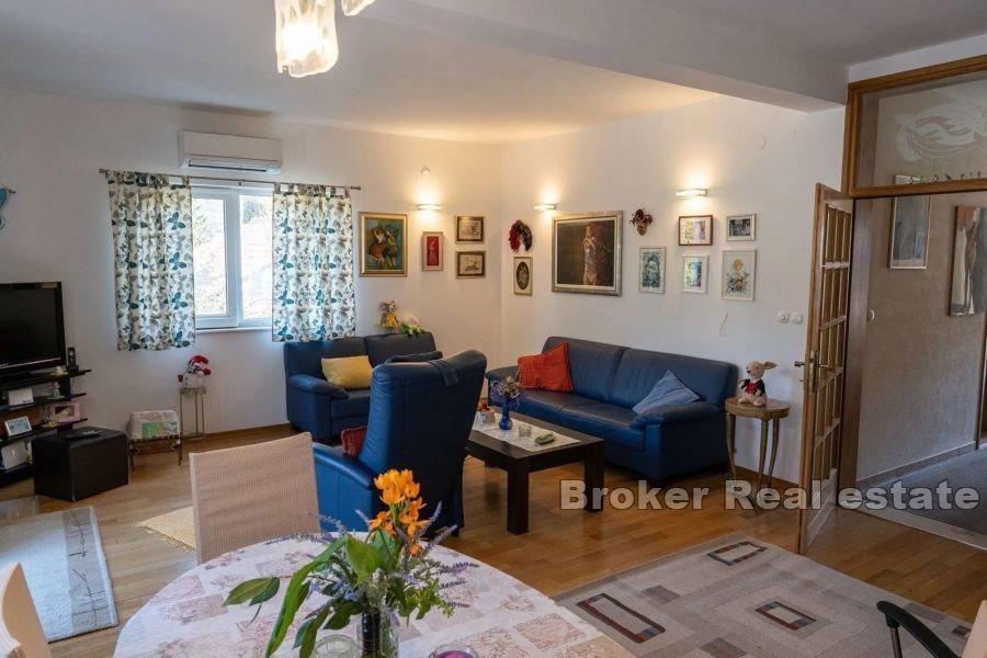 Каменный дом с видом на море