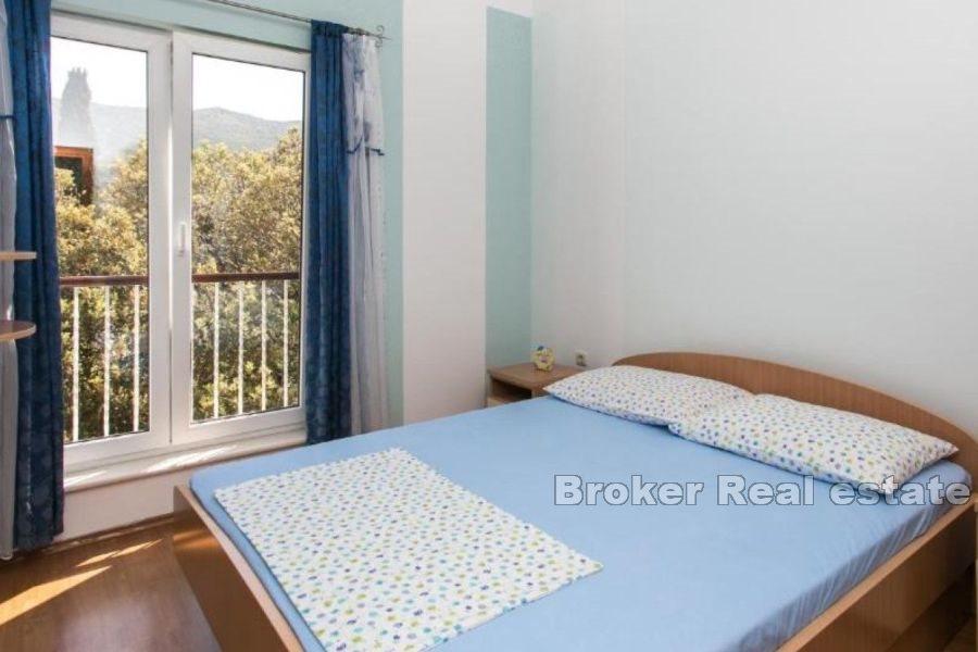 Kamienny dom z widokiem na morze