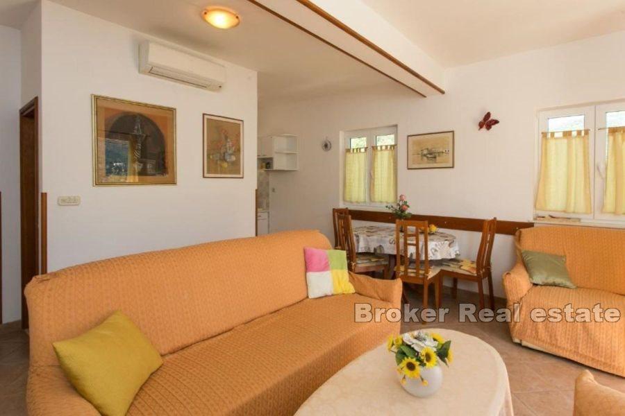 Kamienny dom z widokiem na morze