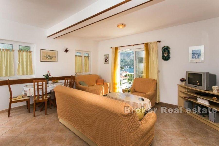 Kamienny dom z widokiem na morze