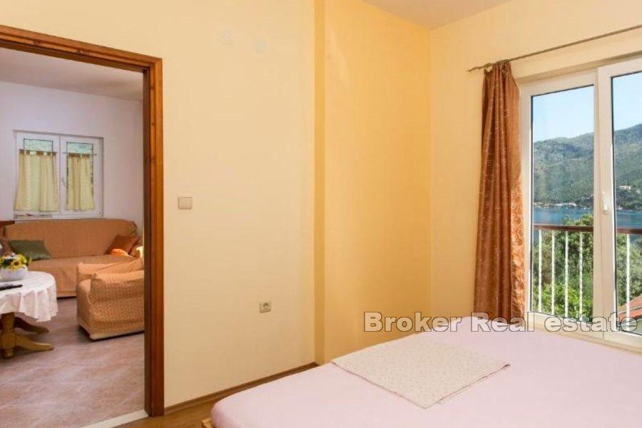 Каменный дом с видом на море