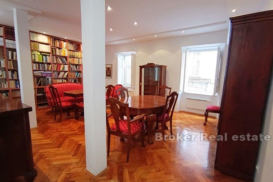 Romslig fireroms leilighet i sentrum