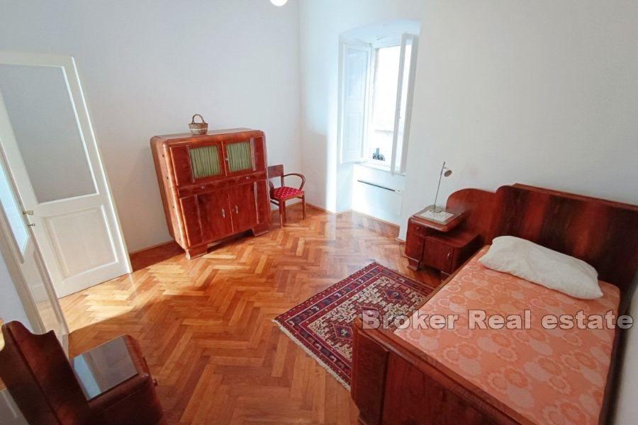 Romslig fireroms leilighet i sentrum