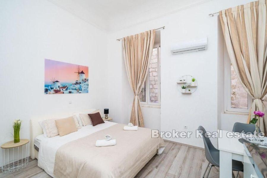 Četiri apartmana s poslovnim prostorom, u centru