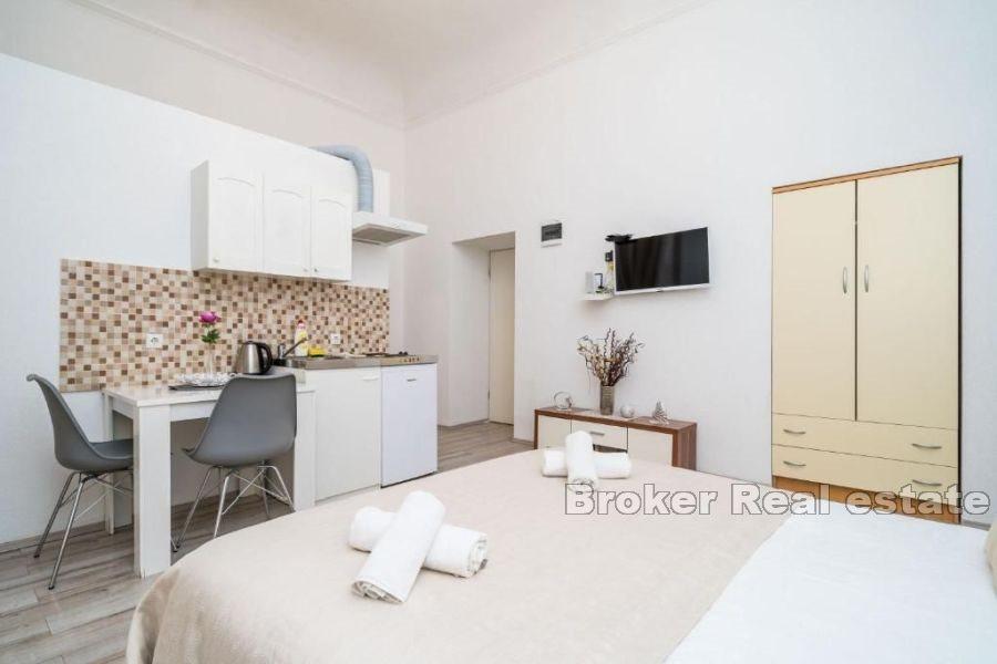 Četiri apartmana s poslovnim prostorom, u centru