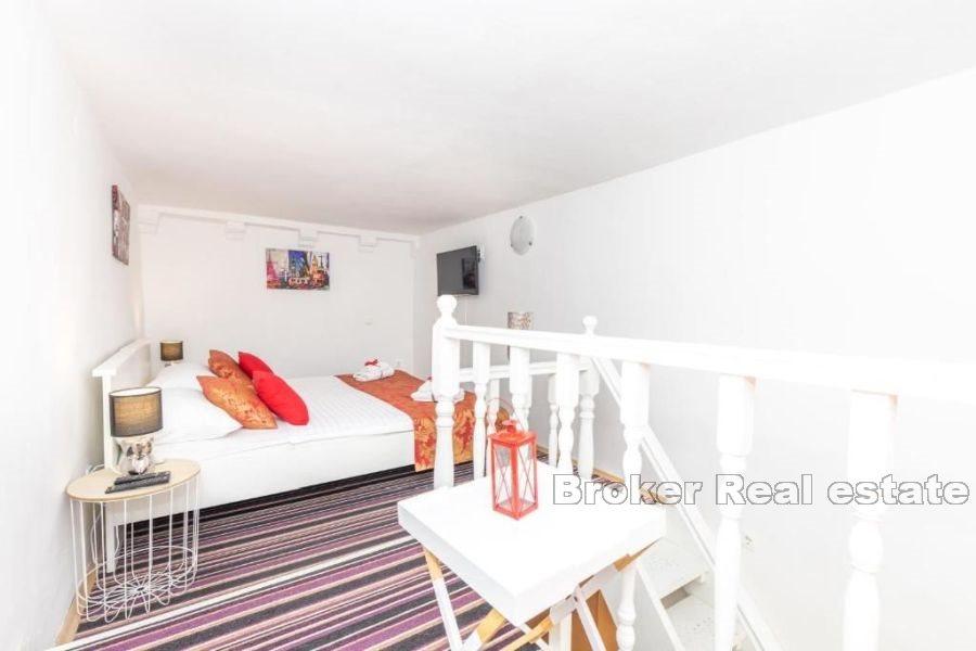 Četiri apartmana s poslovnim prostorom, u centru