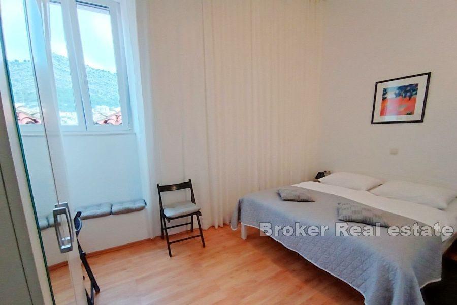 Bekväm lägenhet med tre sovrum i gamla stan