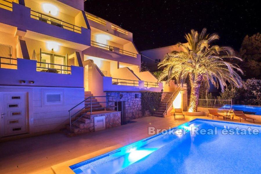 Leilighetshus med havutsikt