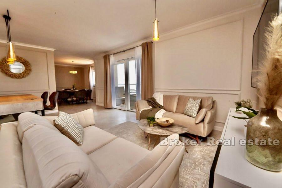 Luxuriously decorated three-bedroom apartment with a sea view