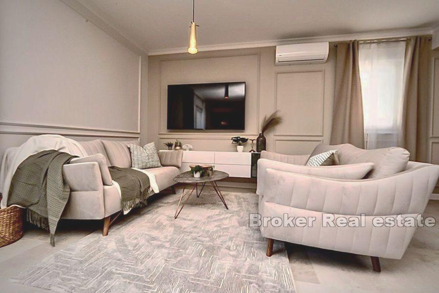 Luxuriös eingerichtete Dreizimmerwohnung mit Meerblick