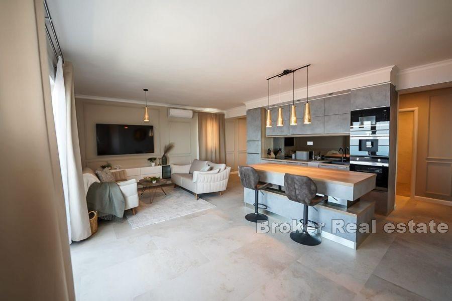 Luxuriously decorated three-bedroom apartment with a sea view