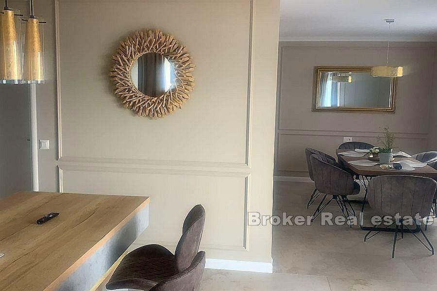 Luxuriously decorated three-bedroom apartment with a sea view