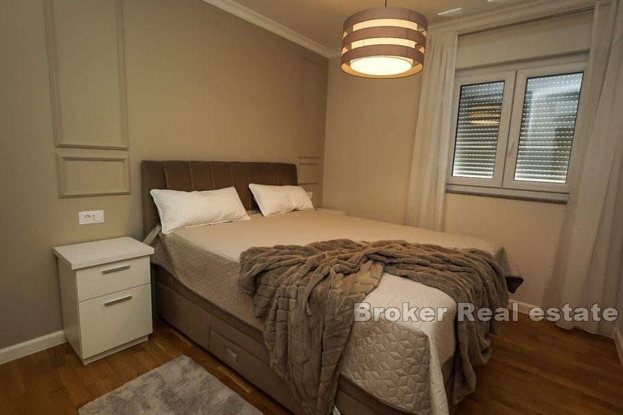 Luxuriously decorated three-bedroom apartment with a sea view