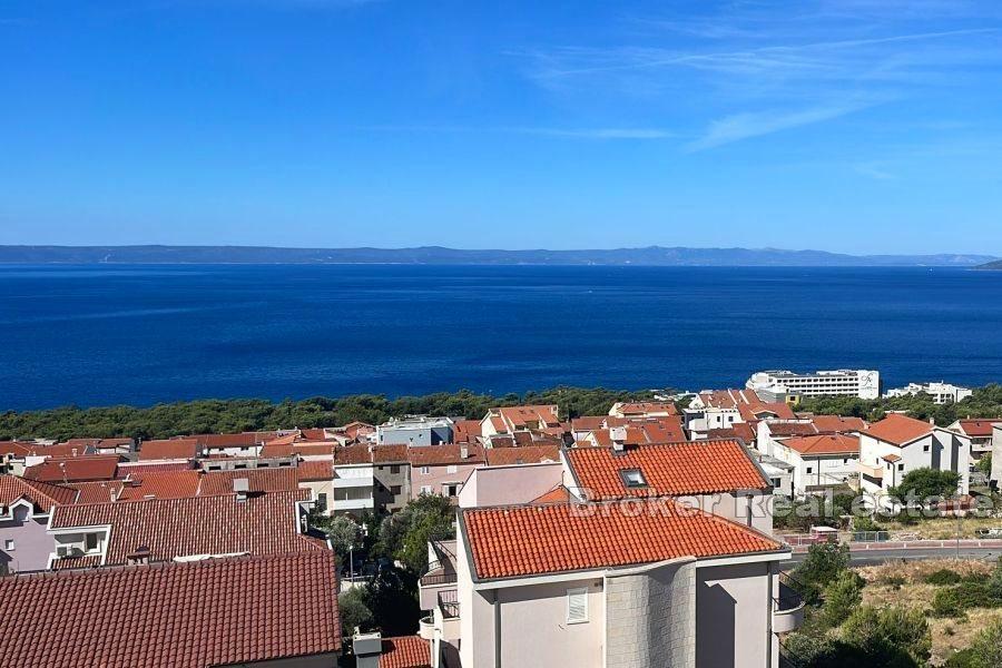 Luksuzno uređen trosoban stan s pogledom na more