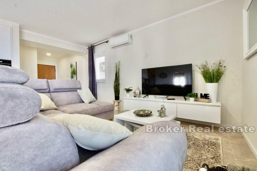 Apartment mit drei Schlafzimmern und offenem Meerblick