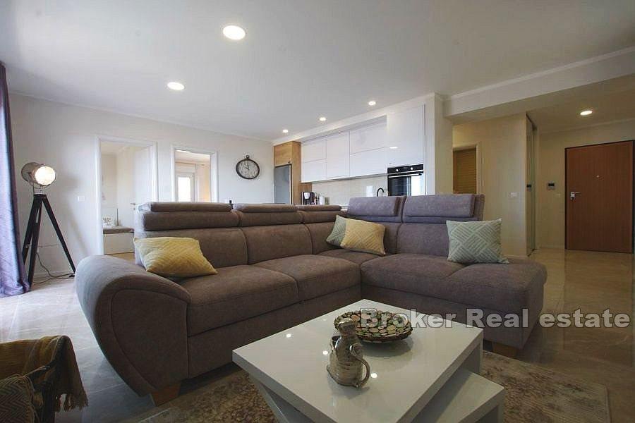 Apartment mit drei Schlafzimmern und offenem Meerblick