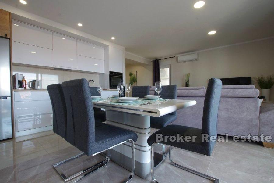 Apartment mit drei Schlafzimmern und offenem Meerblick