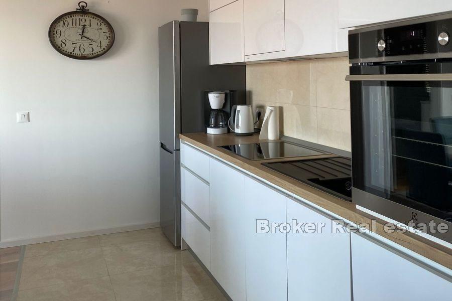Apartment mit drei Schlafzimmern und offenem Meerblick