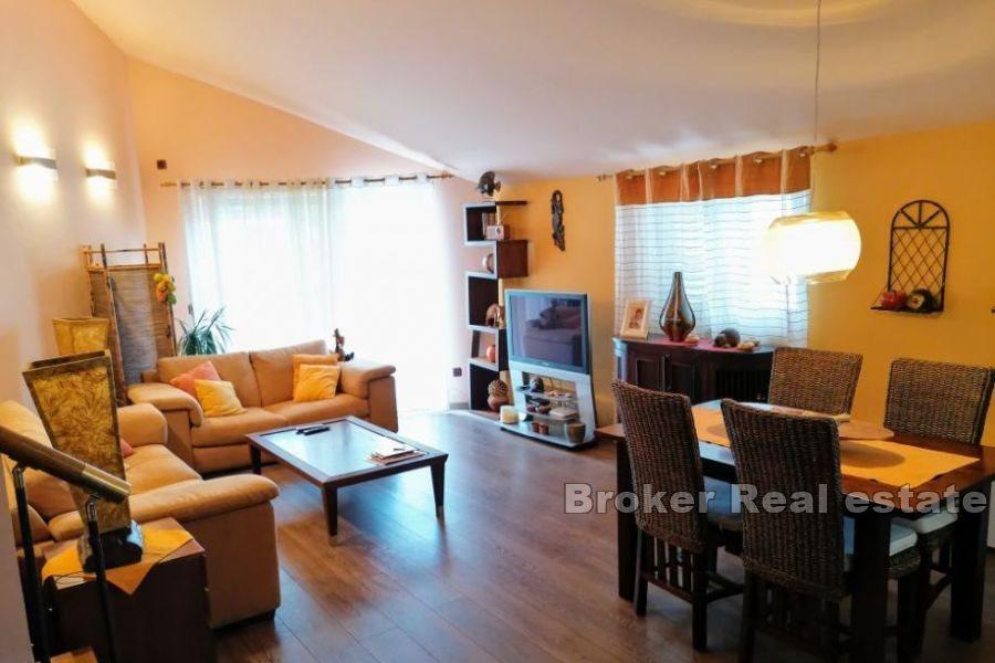 Appartamento tricamere in centro con vista mare