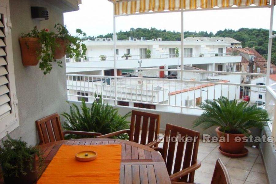 Appartamento tricamere in centro con vista mare