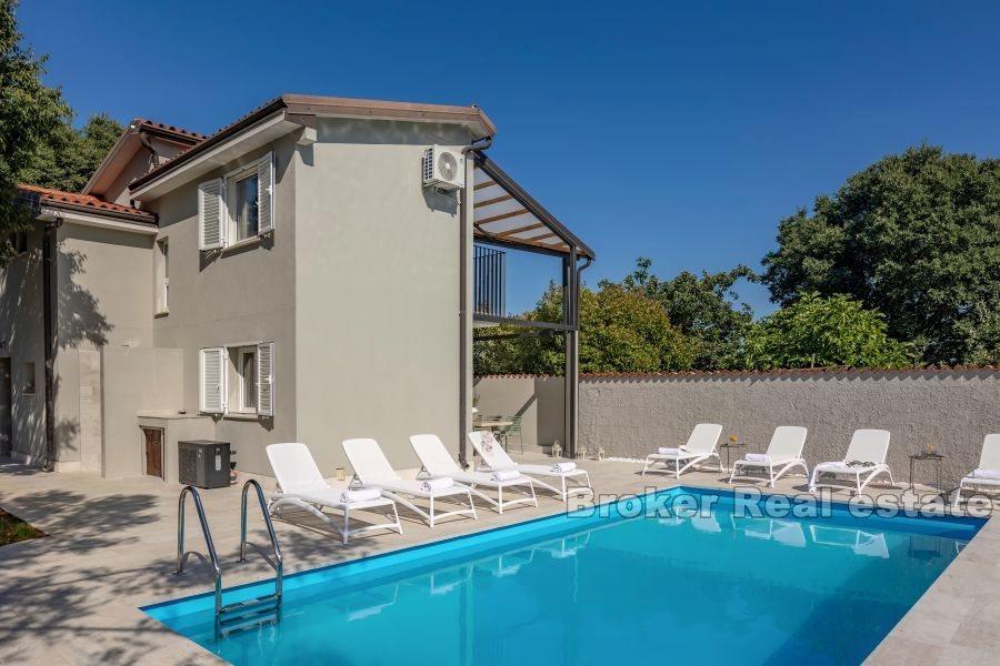 Moderne villa med basseng