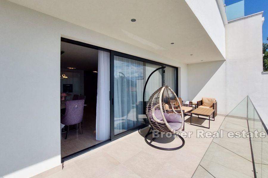 Lyxig villa med pool och havsutsikt