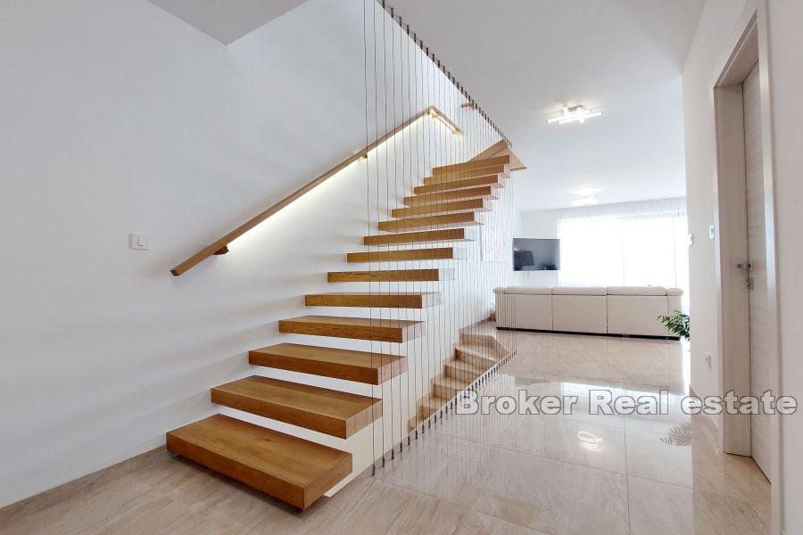 Lyxig villa med pool och havsutsikt