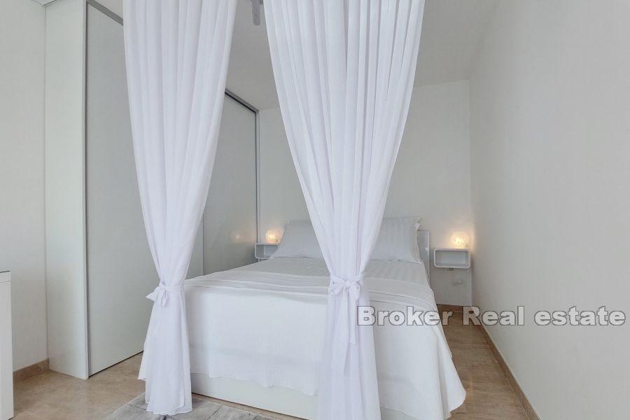 Lyxig villa med pool och havsutsikt