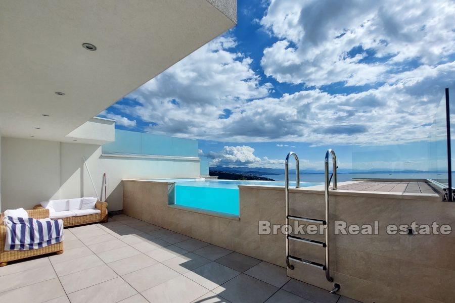 Lyxig villa med pool och havsutsikt