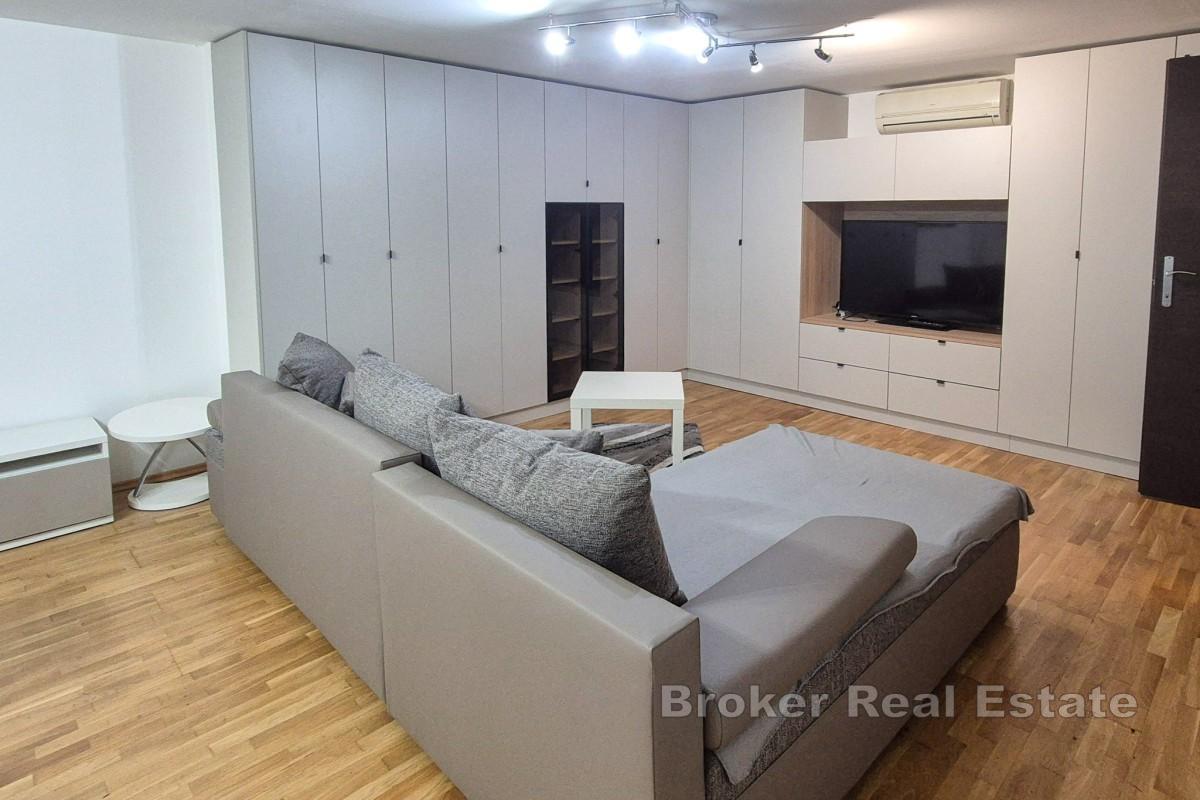 Dvoupodlažní byt se dvěma ložnicemi blízko centra