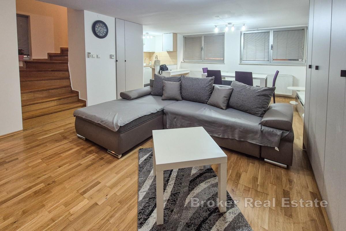 Dvoupodlažní byt se dvěma ložnicemi blízko centra