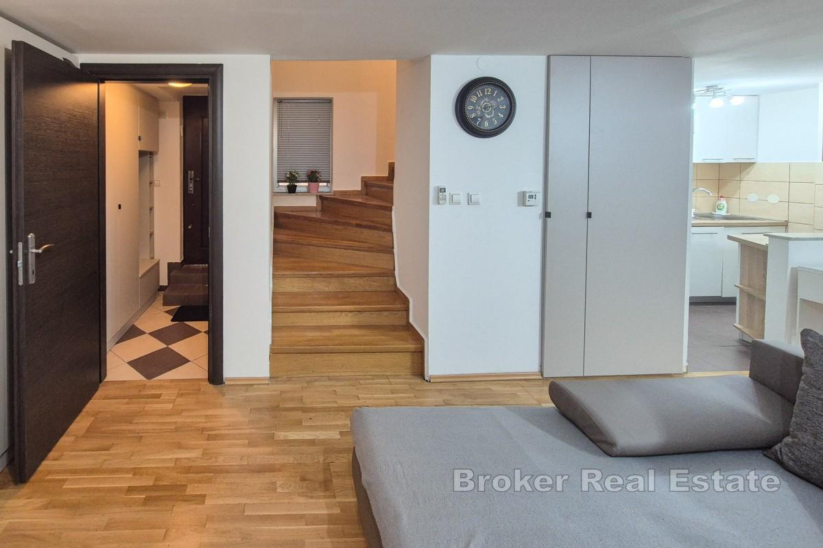 Dvoupodlažní byt se dvěma ložnicemi blízko centra