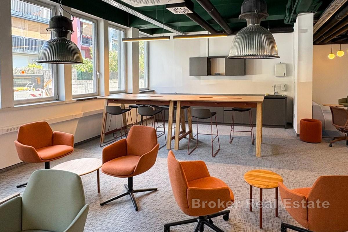 Affärsbyggnad med fullt utrustade kontor