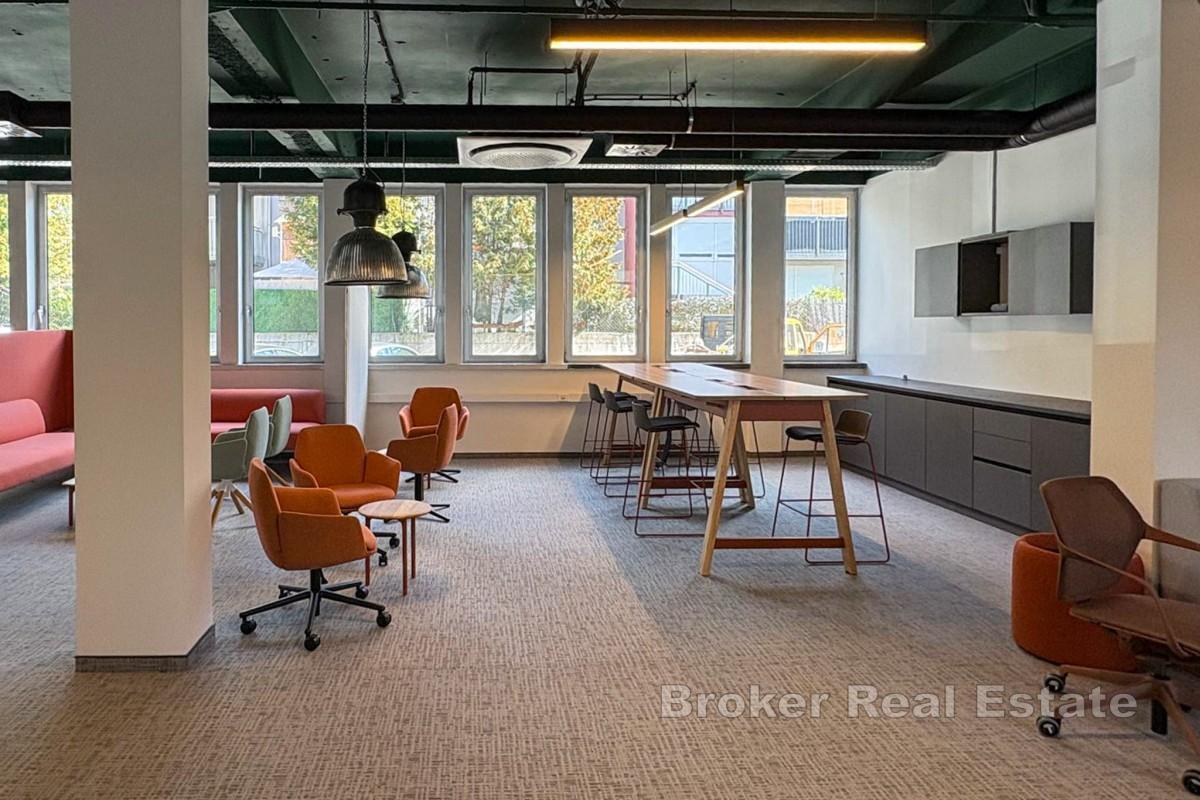Forretningsbygg med fullt utstyrte kontorer