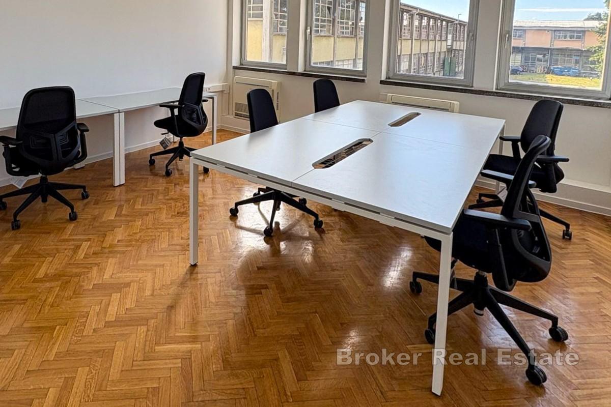 Affärsbyggnad med fullt utrustade kontor