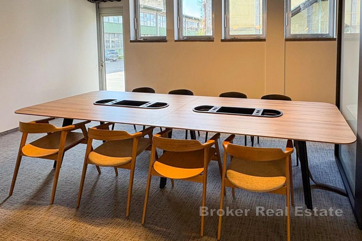 Affärsbyggnad med fullt utrustade kontor