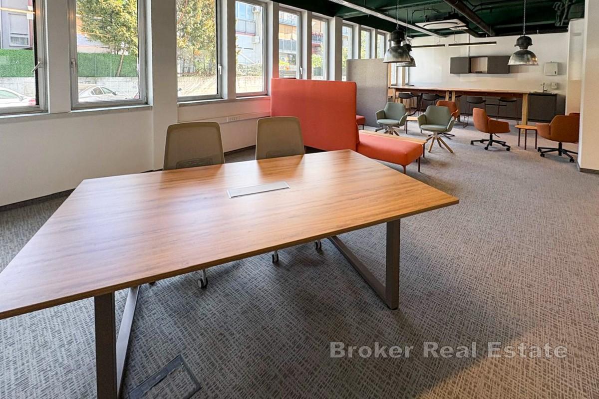Офисное здание с полностью оборудованными офисами